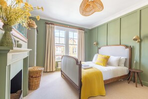 3 bedrooms, iron/ironing board, internet, bed sheets