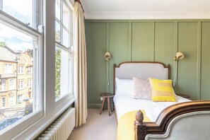 A room with a bed, a window, a radiator, and a lamp. - Luxurious and Well-Designed 3BD flat, Clapham (London)