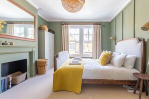 3 habitaciones, tabla de planchar con plancha, internet y ropa de cama