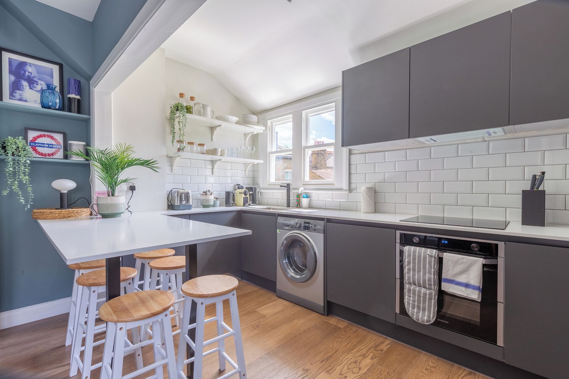 Kahvin-/teenkeitin, jääkaappi, mikroaaltouuni, uuni