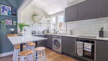 Coffee/tea maker, fridge, microwave, oven