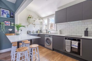 Kaffetrakter/tekoker, kjøleskap, mikrobølgeovn og ovn
