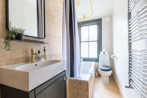 Bathtub, hair dryer - Luxurious and Well-Designed 3BD flat, Clapham (London)