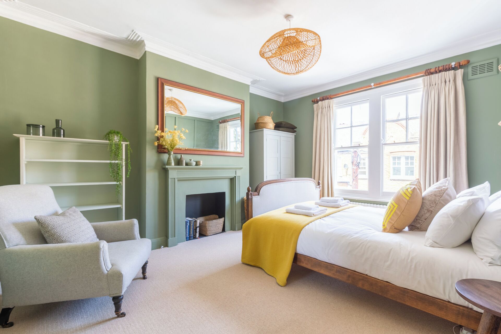 3 bedrooms, iron/ironing board, internet, bed sheets