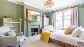 3 bedrooms, iron/ironing board, internet, bed sheets