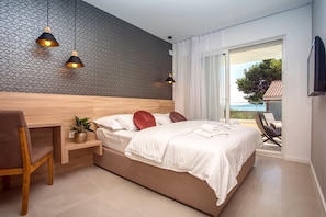 5 bedrooms, iron/ironing board, internet, bed sheets