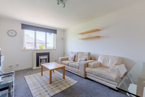 Living area - Homely 1BD Flat with Parking, East London (London)