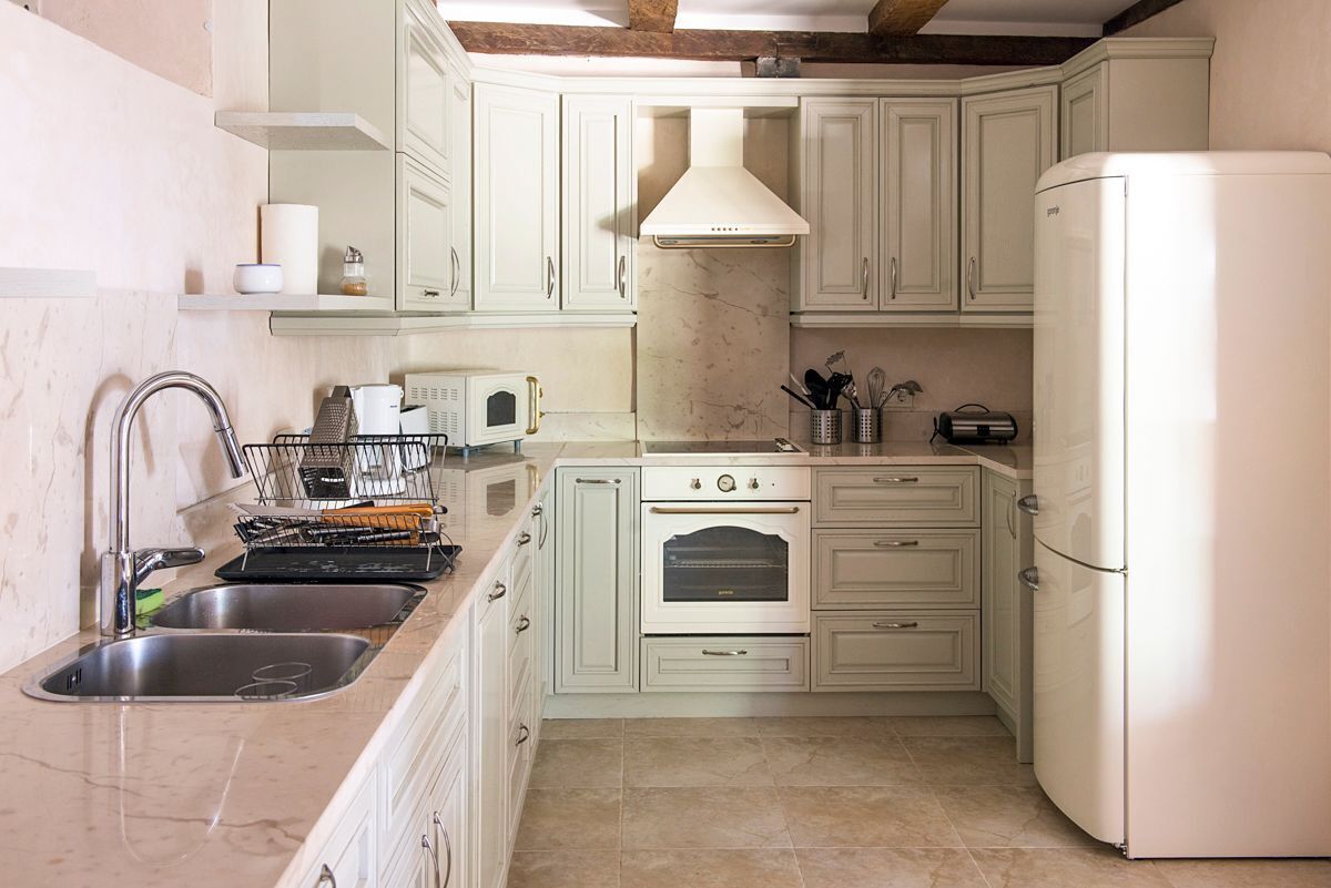 Lave-vaisselle, tables à manger