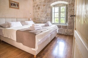 6 bedrooms, iron/ironing board, WiFi, bed sheets