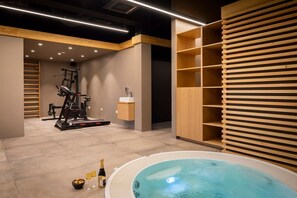 Una piscina climatizada, tumbonas