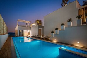 Una piscina climatizada, tumbonas