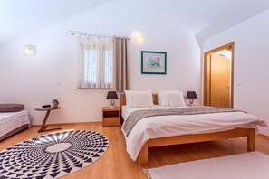 4 quartos, ferros/tábuas de passar roupa, acesso à internet