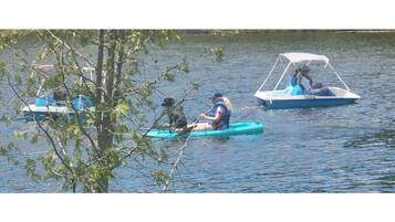 Aurinkotuoleja, rantapyyhkeitä