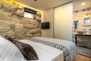 2 bedrooms, iron/ironing board, bed sheets