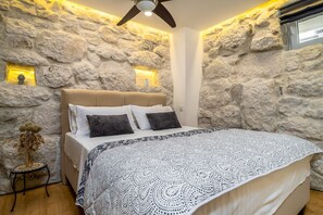 2 habitaciones, tabla de planchar con plancha y ropa de cama 