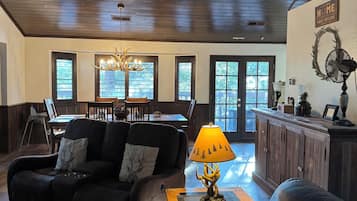 Smart TV, chimenea y videojuegos