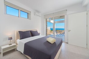 4 bedrooms, iron/ironing board, internet, bed sheets