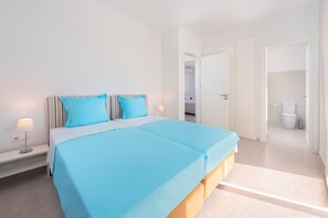 4 bedrooms, iron/ironing board, internet, bed sheets