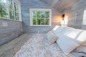 1 bedroom, WiFi - Luxury, Secluded Treehouse on the Rivanna River (Palmyra)