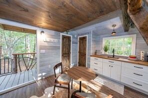 Interior - Luxury, Secluded Treehouse on the Rivanna River (Palmyra)