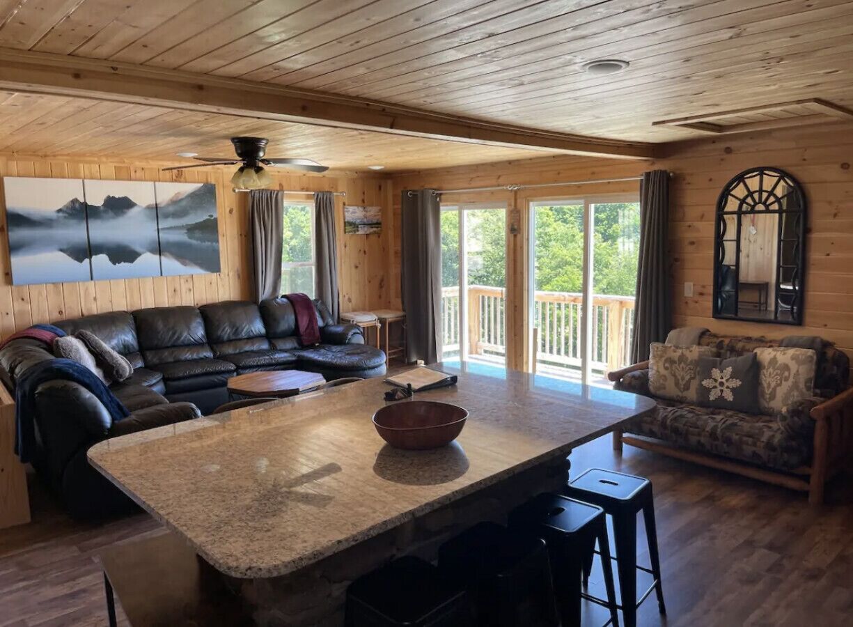 智能電視、壁爐、書籍