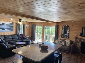 Smart-TV, Kamin, Bücher