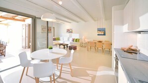 Een modern interieur met een eethoek, keuken en woonruimte.