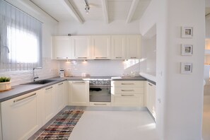 Ovn, oppvaskmaskin og høy barnestol