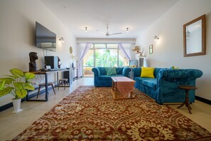 Smart-TV, DVD-Player, Bücher, Musikbibliothek