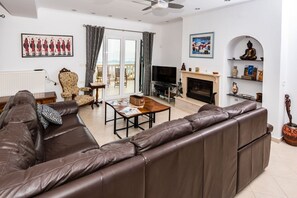 Cheminée, lecteur de DVD, livres