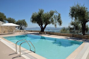 Piscina infinita, piscina aquecida, espreguiçadeiras