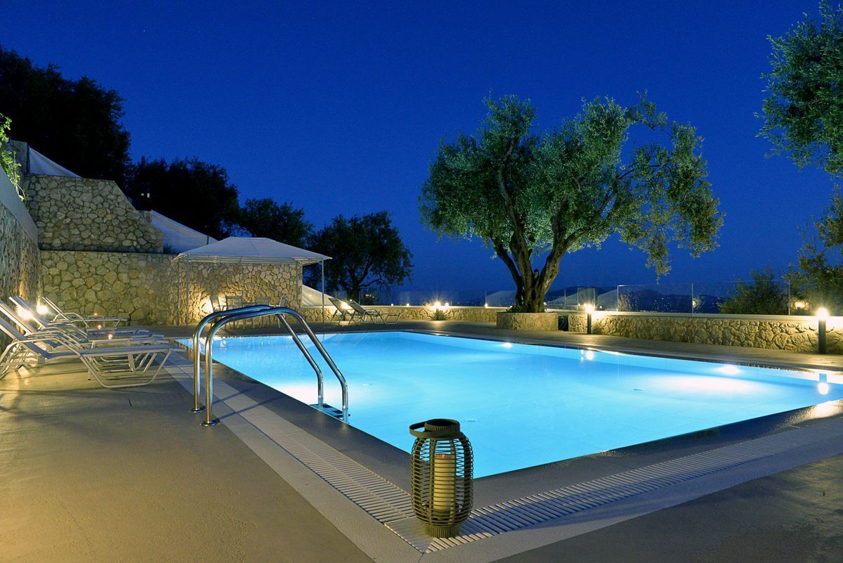 An infinity pool, a heated pool, pool loungers