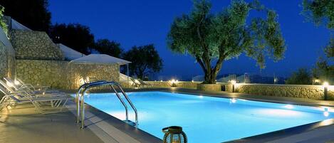 An infinity pool, a heated pool, pool loungers
