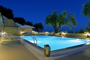 Ääretön uima-allas, lämmitetty uima-allas, aurinkotuoleja