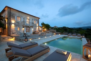 Piscine chauffée, chaises longues