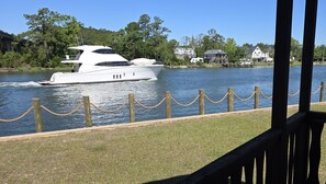 Property grounds - Cozy Cabin 2 on the ICW Waterfront. Book your Spring and Summer vacations now! (Beaufort)