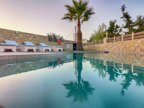 Piscina infinita, espreguiçadeiras