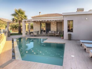 Piscina infinita, espreguiçadeiras