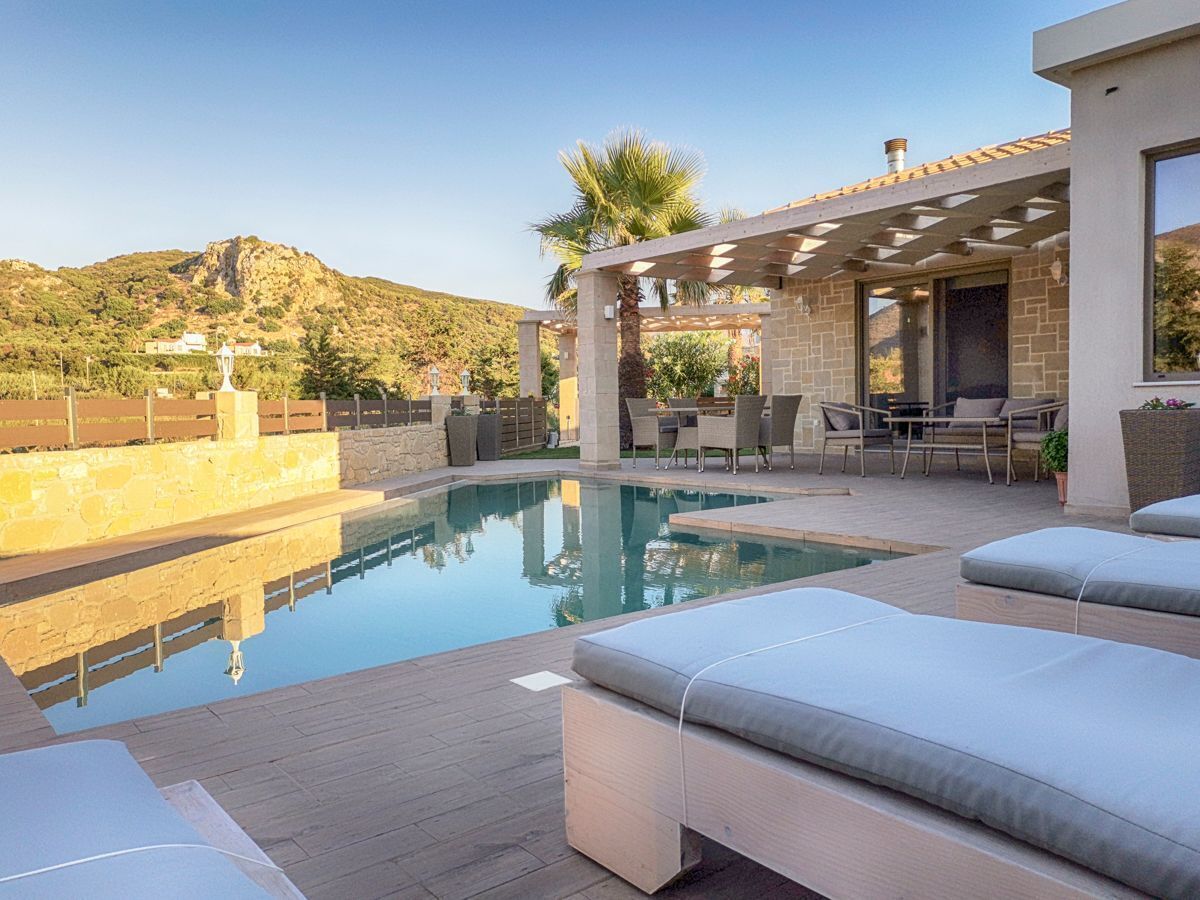 Et evighetsbasseng og solsenger