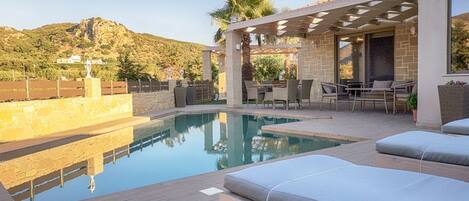 Infinity-Pool, Liegestühle