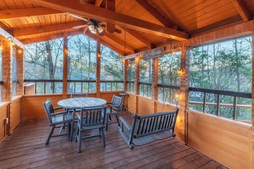 Real Log Cabin W/ ⛰Amazing Views⛰, Hot Tub, Sauna, Games