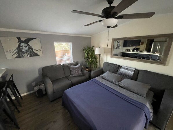 2 chambres, fer et planche à repasser, lit de bébé portatif