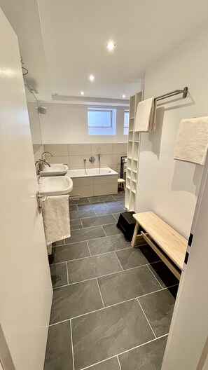 Badekar, hårtørrer, håndklæder, Sæbe