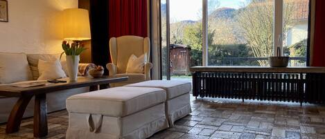 Smart TV, fireplace, DVD player, stereo