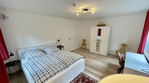 5 bedrooms, desk, iron/ironing board, free WiFi