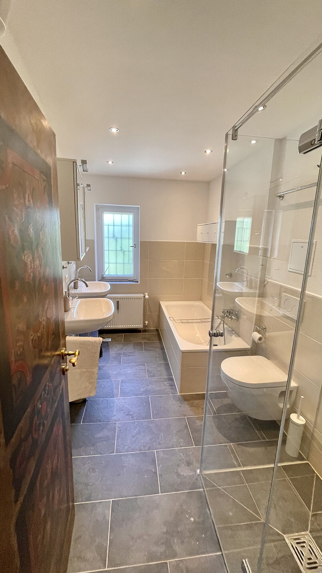 Badewanne, Haartrockner, Handtücher, Seife