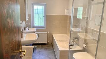 Badewanne, Haartrockner, Handtücher, Seife