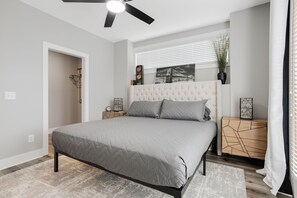 2 bedrooms, iron/ironing board, free WiFi, bed sheets - King Suite, Modern Loft Close to Downtown! (Greenville)