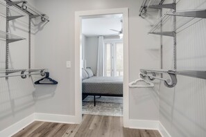 2 bedrooms, iron/ironing board, free WiFi, bed sheets - King Suite, Modern Loft Close to Downtown! (Greenville)