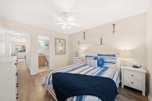 2 habitaciones, escritorio y tabla de planchar con plancha